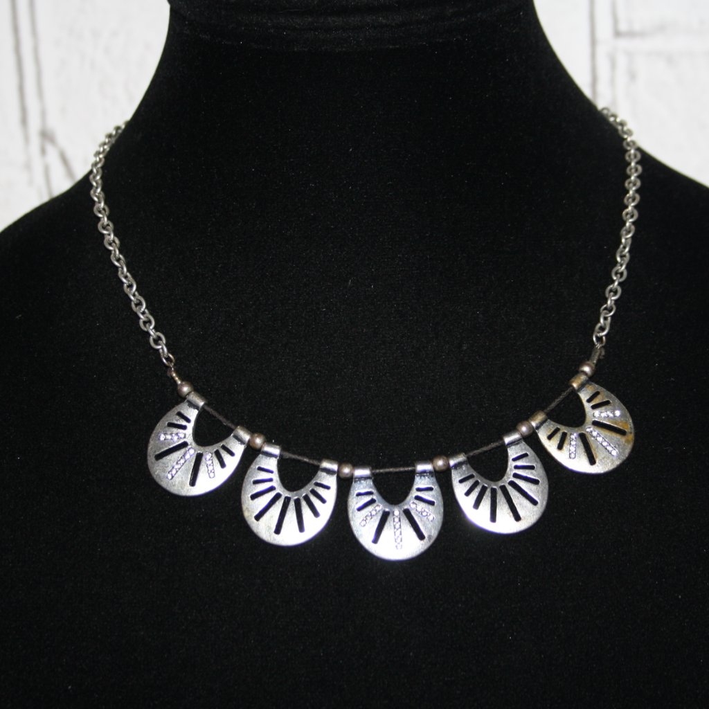 Beautiful Silver And Rhinestone Statement Necklace 18-21 10$